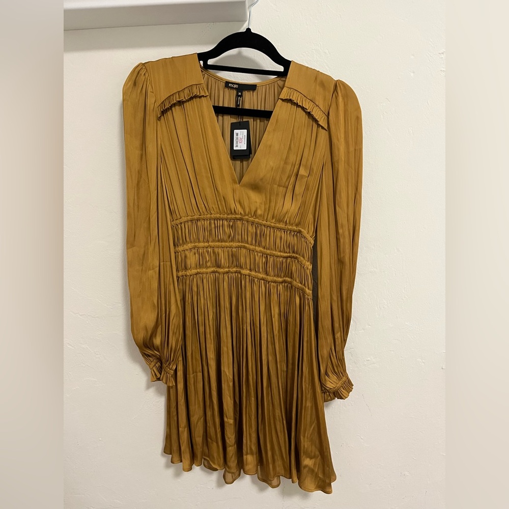 V-neck
Long sleeves, elasticized cuffs
Wide smocked waist
Flared skirt - Picture 3 of 5